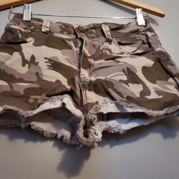 Seduction - Camo Shorts - Size S/M - Picture 6 of 9